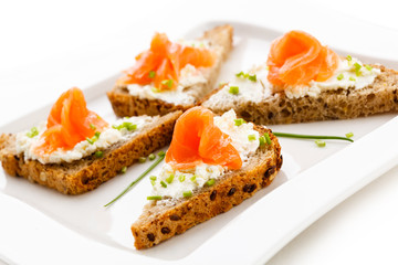 Bread with smoked salmon and cream cheese