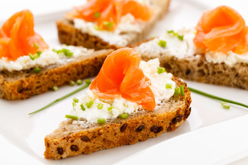 Bread with smoked salmon and cream cheese