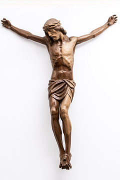 Cristo crocifisso su muro bianco