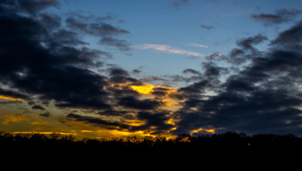 Dunkle Wolken ziehen auf