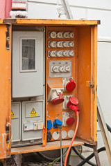 Ein geöffneter Baustromverteiler - Baustellen-Sicherungsschrank
