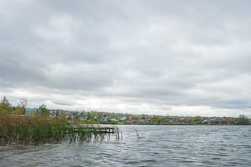 Пейзаж с изображением берега реки