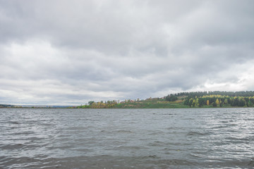 Пейзаж с изображением берега реки