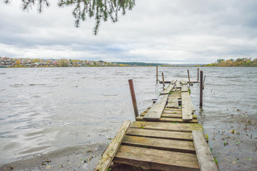 Fototapeta premium ветхий деревянный пирс на воде