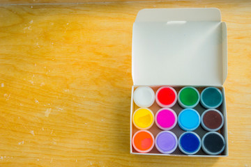 Баночки с акриловой краской стоят близко друг к другу