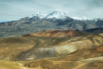 Fototapeta premium „Nevado de Putre” i kolorowe widoki na góry z „Cerro Milagro”