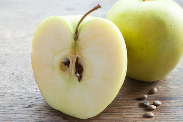 pomme jaune sur table en bois