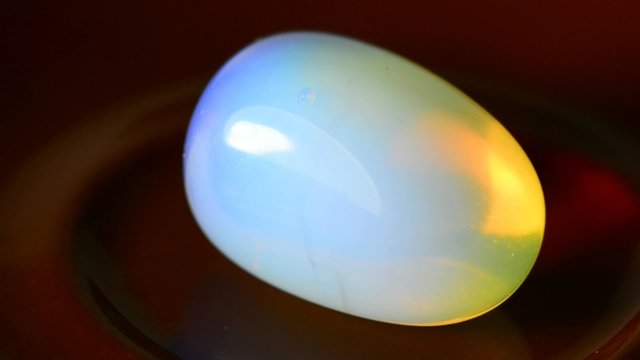 Opal, synthetisch auf Drehteller
