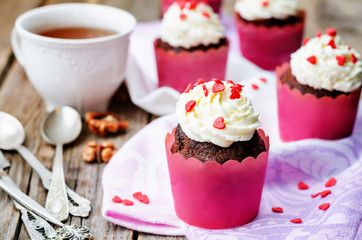 cupcakes with cream cheese frosting and heart sprinkles for Vale