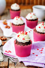 cupcakes with cream cheese frosting and heart sprinkles for Vale