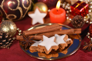 Obraz na płótnie Canvas Christmas tree ornaments and cookies