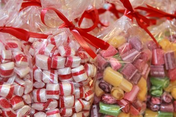 Paquets de bonbons colorés