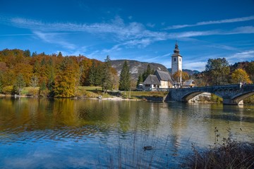 Obraz premium Mountain Lake in Autumn - Lake Bohinj