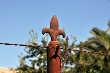 Сигнальная проволока ограждения, закрепленная на острой пике и пика наконечника забора