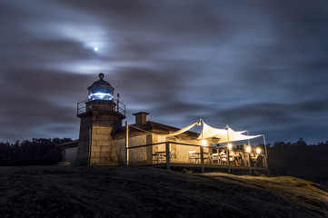 Faro y luna llena