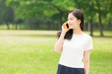 電話をする女性