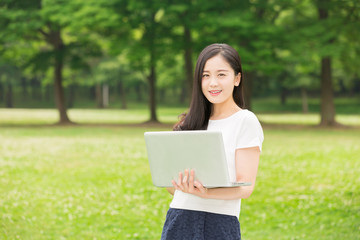 Fototapeta premium パソコンを見る女性