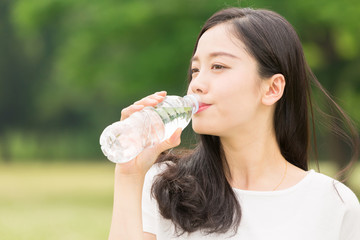 水を飲む女性