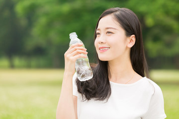 水を飲む女性