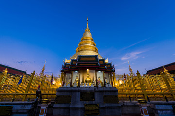 Naklejka premium Wat Phra That Hariphunchai w prowincji Lamphun w Tajlandii