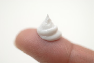 手にのったスキンクリーム.