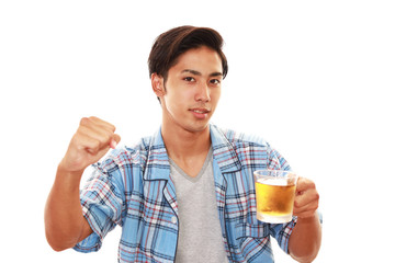 飲み物を飲み寛ぐ男性