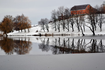 Чудесная сказочная деревня. Морозный день. Чистая вода.