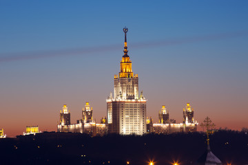 Obraz premium Москва. Здание МГУ им. М. В. Ломоносова зимним вечером.
