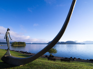 青い空と湖畔の彫刻
