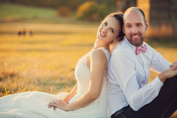 Obraz premium newly married wedding couple in a vintage setting