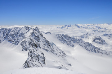 Fototapeta na wymiar imposante Gipfelwelt der Stubaier Alpen im Winter