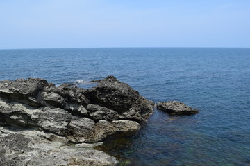 Fototapeta na wymiar 庄内海岸の岩場風景／山形県で庄内海岸の岩場風景を撮影した写真です。庄内海岸は非常にきれいな白砂と奇岩怪石の磯が続く、素晴らしい景観のリゾート地です。日本海トップランクのリゾート地として、五感の全てを満たす多くの魅力にあふれたエリアです。