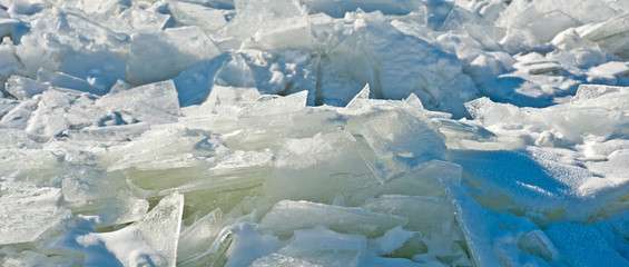 Drifting ice in a lake in winter   © Naj