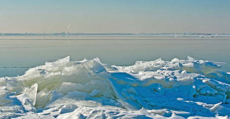 Drifting ice in a lake in winter   © Naj