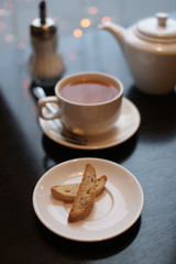 Печенье в блюдце на столе и чай