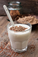  yogurt with crushed flax seeds