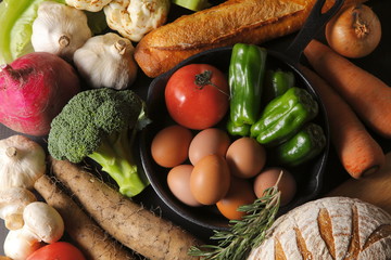 野菜とパンの集合イメージ　Vegetables and baguette set image © Nishihama