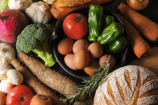 野菜とパンの集合イメージ　Vegetables and baguette set image