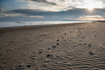 spiaggia e mare desolati in inverno