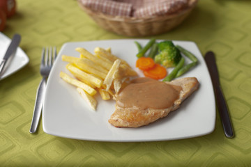 Grilled chicken with colca sauce, french fries and vegetable salad
