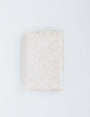 Packung reis auf weißem Hintergrund