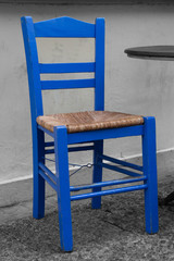 Griechischer Stuhl blau auf schwarz-weiß