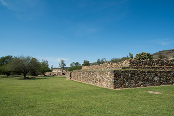 Fototapeta na wymiar Fortalezas y muros de la zona arqueológica de Ixtlán Nayarit.