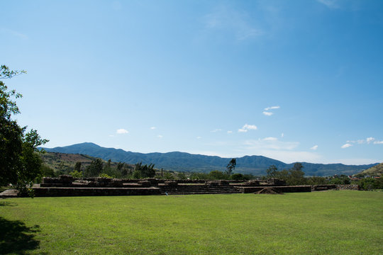 Restos de los edificios de la zona arqueol&oacute;gica de Ixtl&aacute;n Nayarit.