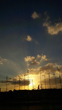 raggi di sole dietro le nuvole