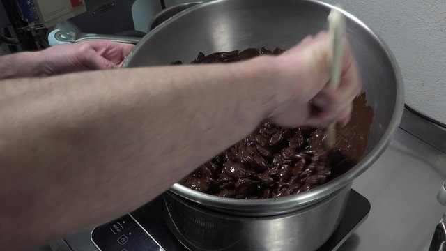 Preparation of a Yule log, pear and praline