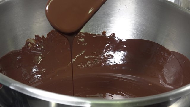 Preparation of a Yule log, pear and praline
