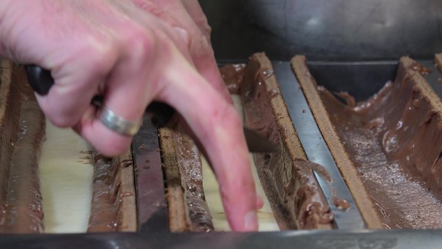 Preparation of a Yule log, pear and praline