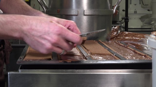 Preparation of a Yule log, pear and praline
