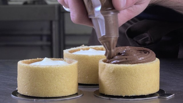 Preparation of a lemon- chocolate chalotte